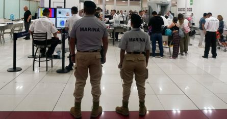 Oficiales de la Armada de México montan guardia junto a un control de seguridad en el Aeropuerto Internacional Benito Juárez, en la Ciudad de México, el viernes 30 de junio de 2023.