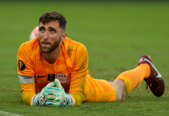 El arquero estadounidense Matt Turner se lamenta tras recibir el penal decisivo de la tanda en la semifinal de la Copa de Oro ante Panamá, el miércoles 12 de julio de 2023, en San Diego Foto: Gregory Bull, AP