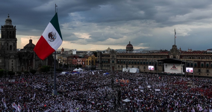 Miles de simpatizantes de Morena se dieron cita en el Zócalo capitalino para escuchar el mensaje del Presidente Andrés Manuel López Obrador.