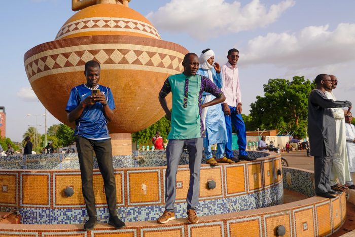 Partidarios del Presidente de Níger, Mohamed Bazoum, se reúnen en muestra de apoyo en Niamey, Níger, el miércoles 26 de julio de 2023.