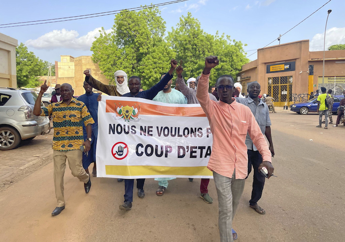 Partidarios del Presidente de Níger, Mohamed Bazoum, expresan su apoyo en Niamey, Níger, el miércoles 26 de julio de 2023.