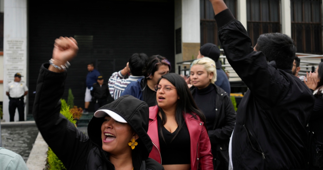 Personas se reúnen fuera de la Corte Constitucional en donde se celebra una sesión para examinar denuncias de varios partidos políticos sobre irregularidades en las elecciones generales del 25 de junio, el sábado 1 de julio de 2023, en Ciudad de Guatemala.