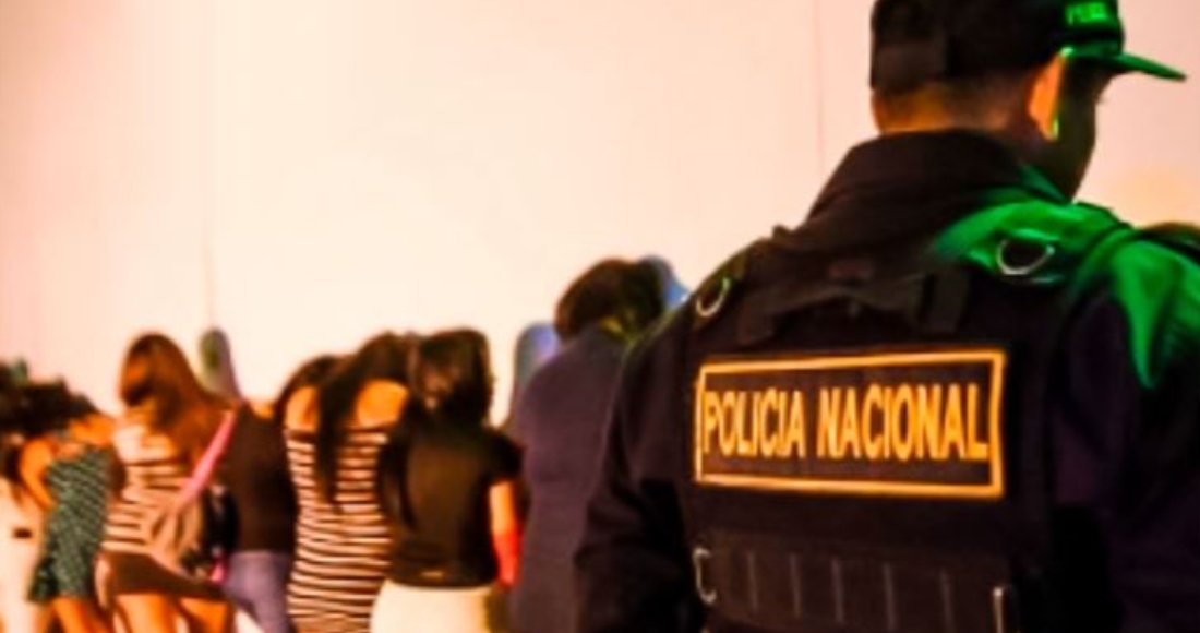 Los elementos policiacos dieron con el paradero de otras dos menores de 15 años y dos adultas jóvenes de 21, durante las labores de búsqueda de una adolescente de 17 años reportada como desaparecida. Las víctimas fueron trasladadas desde Venezuela a través de los engaños de un grupo delictivo. Foto: Policía Nacional de Perú, tomada de su cuenta de Twitter