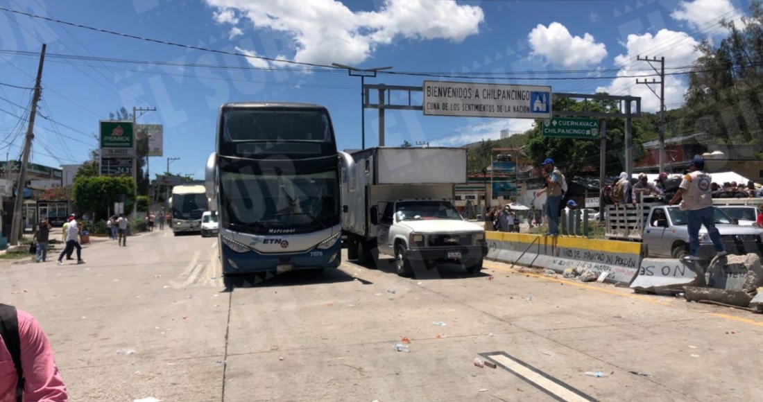 Pobladoras y pobladores ligados a "Los Ardillos", un grupo criminal que domina en Guerrero, liberaron la tarde de este martes a los 13 servidores públicos que tenían retenidos desde ayer en Chilpancingo, y también retiraron sus bloqueos de la Autopista del Sol.