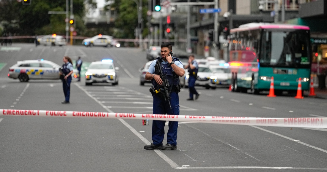 Policías de Nueva Zelanda cierran el paso en una calle de Auckland, el jueves 20 de julio de 2023, tras un tiroteo.