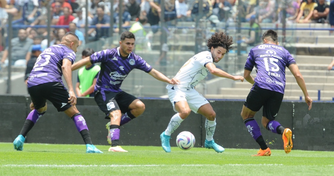 César Huerta elude a la defensa de Mazatlán.