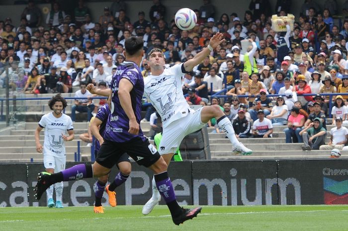 Gustavo del Prete busca controlar un balón en el área de Mazatlán.