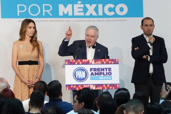 Santiago Creel, acompañado de su esposa Paulina Velasco, acudió al registro de su precandidatura a la Presidencia por el Frente Amplio por México, realizado en las inmediaciones del PAN.