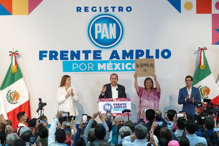 La Senadora Xóchitl Gálvez acudió al registro de la precandidatura a la Presidencia por el Frente Amplio por México, realizado en las inmediaciones del PAN.