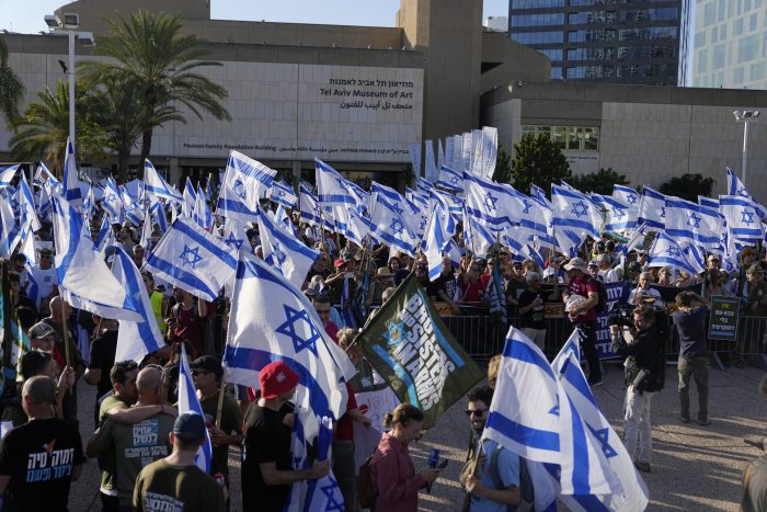 Reservistas de las fuerzas militares de Israel protestan frente al Ministerio de Defensa contra los planes de reforma judicial planeada por el Gobierno del Primer Ministro Benjamin Netanyahu, en Tel Aviv, Israel, el miércoles 19 de julio de 2023.