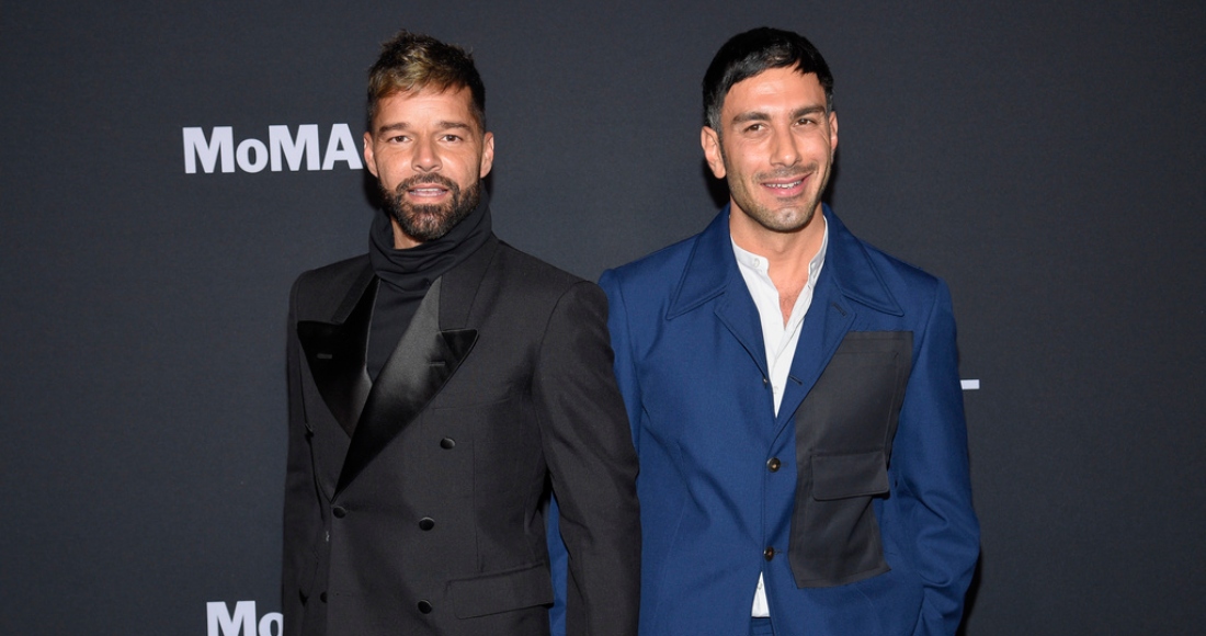 Ricky Martin, izquierda, y su esposo Jwan Yosef asisten a la gala MoMA Film Benefit presentada por Chanel en honor a Penélope Cruz en el Museo de Arte Moderno el 14 de diciembre de 2021, en Nueva York.