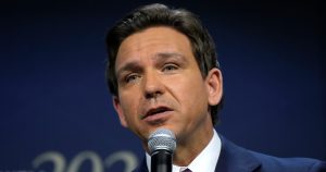 El candidato presidencial republicano, el Gobernador de Florida, Ron DeSantis, habla durante la Cumbre de Liderazgo Familiar, el 14 de julio de 2023, en Des Moines, Iowa.