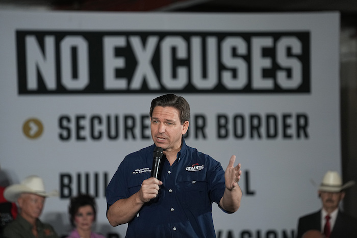 El precandidato presidencial republicano, el Gobernador de Florida, Ron DeSantis, conversa durante una sesión pública en Eagle Pass, Texas, el lunes 26 de junio de 2023.