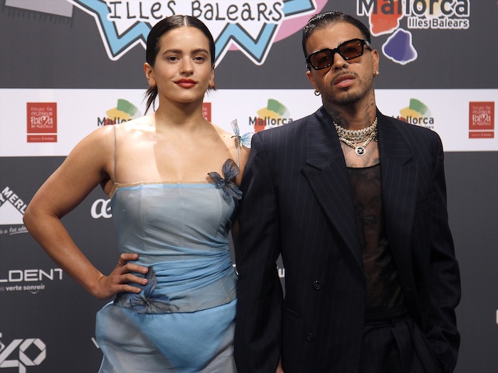 Rosalía y Rauw Alejandro posando juntos por primera vez en la alfombra roja de LOS 40 Music Awards, celebrados en Palma de Mallorca en 2021.