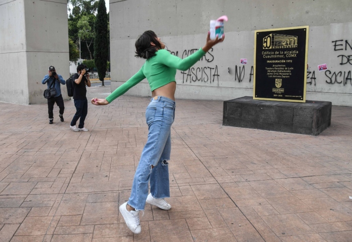 Decenas de activistas se manifestaron en la en la explanada de la Alcaldía Cuauhtémoc en contra de la Limpieza Social que de acuerdo a los demandantes ha realizado la alcaldesa Sandra Cuevas en contra de las trabajadoras sexuales y comerciantes. Al lugar arribaron trabajadores y simpatizantes de Sandra Curvas quienes intentaron controlar dicha manifestación. Foto: Mario Jasso, Cuartoscuro