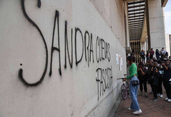 Afuera del edificio de la Alcaldía, manifestantes realizaron pintas con mensajes como “No a la limpieza social” y “No queremos tu clasismo”. Asimismo, criticaron la inacción de otros gobiernos frente a las medidas tomadas por la Alcaldesa Sandra Cuevas. Foto: Mario Jasso, Cuartoscuro