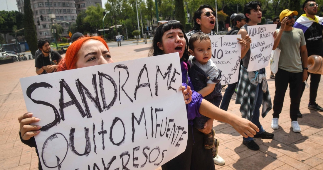 Decenas de activistas se manifestaron en la en la explanada de la Alcaldía Cuauhtémoc en contra de la Limpieza Social que de acuerdo a los demandantes ha realizado la alcaldesa Sandra Cuevas en contra de las trabajadoras sexuales y comerciantes. Al lugar arribaron trabajadores y simpatizantes de Sandra Curvas quienes intentaron controlar dicha manifestación. Foto: Mario Jasso, Cuartoscuro