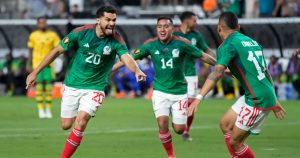 Henry Martín (izquierda), de la selección de México, festeja su gol ante Jamaica en la semifinal de la Copa de Oro, el miércoles 12 de julio de 2023 en Las Vegas Foto: John Locher, AP