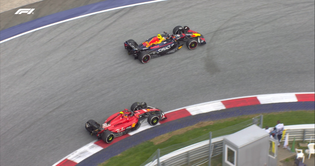 El monegasco Charles Leclerc (Ferrari) y el mexicano Sergio Pérez (Red Bull), que completó una increíble remontada de la decimoquinta a la tercera plaza, se subieron también al podio.