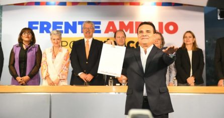 Silvano Aureoles, exgobernador de Michoacán acusado de corrupción, se registró este jueves como aspirante a la candidatura presidencial de la oposición.