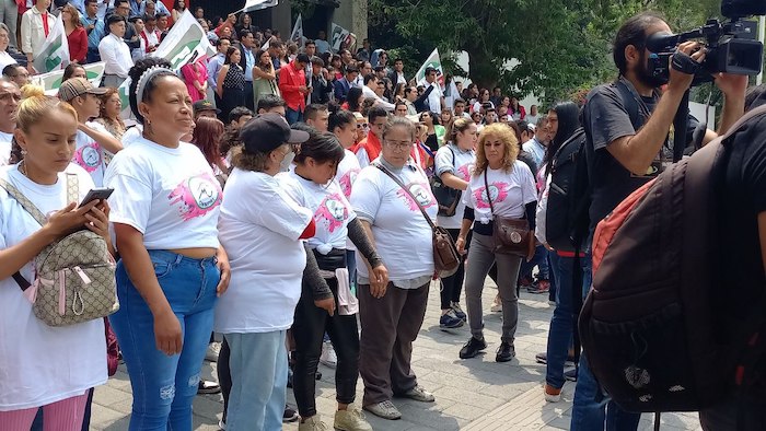 Antes de la llegada de Enrique de la Madrid a la sede de Partido Revolucionario Institucional (PRI), un grupo de personas, incluidas 30 mujeres con playeras del Organismo Nacional de Mujeres Priistas (ONMPRI), esperaban al exdiputado.