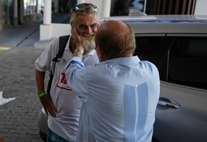 Timothy Shaddock, izquierda, el australiano que pasó meses a la deriva en el Pacífico antes de ser rescatado por un buque atunero mexicano, habla con el presidente del Grupo Mar, Antonio Suárez, en Manzanillo, México, el miércoles 19 de julio de 2023. Shaddock y su perra partieron en un catamarán desde el noroeste de México a finales de abril, según contó, con la idea de navegar hasta la Polinesia francesa, pero tras semanas de travesía, una tormenta inutilizó su catamarán y lo dejó sin aparatos electrónicos ni cocina. Sobrevivieron con pescado crudo y agua de lluvia. Foto: Fernando Llano, AP