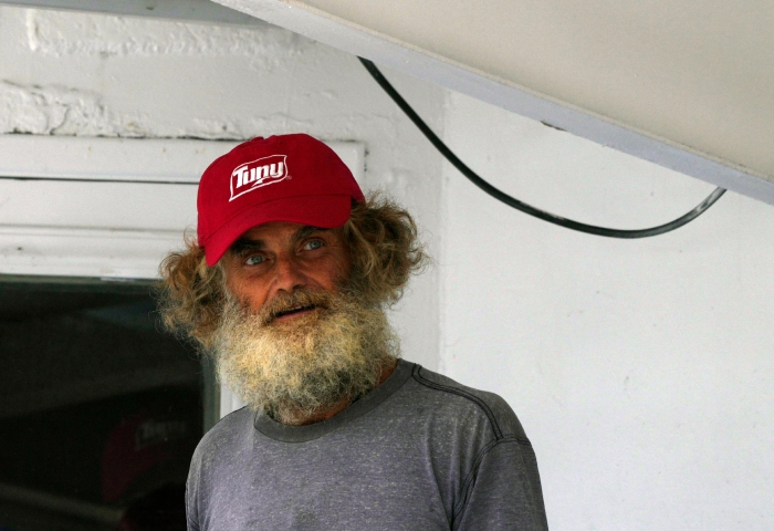 El australiano Timothy Lyndsay Shaddock, que estuvo tres meses a la deriva en el mar, al llegar a Manzanillo, México, el 18 de julio de 2023. Foto: Fernando Llano, AP