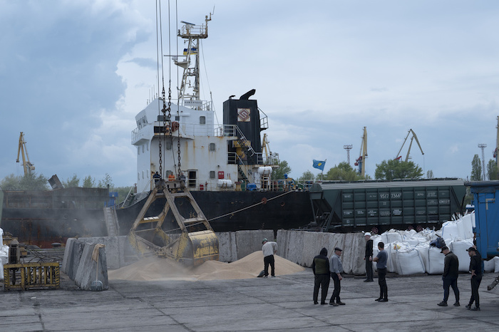 Trabajadores cargan grano en un puerto en Izmail, Ucrania, el miércoles 26 de abril de 2023.