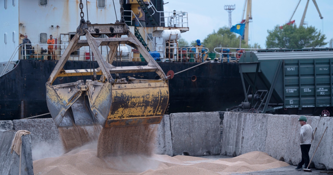 Trabajadores cargan grano en un puerto en Izmail, Ucrania, el 26 de abril de 2023. Rusia anunció el lunes 17 de julio que paralizaba su participación en el acuerdo de guerra que permitía exportar grano ucraniano, en un revés a la seguridad alimentaria global.