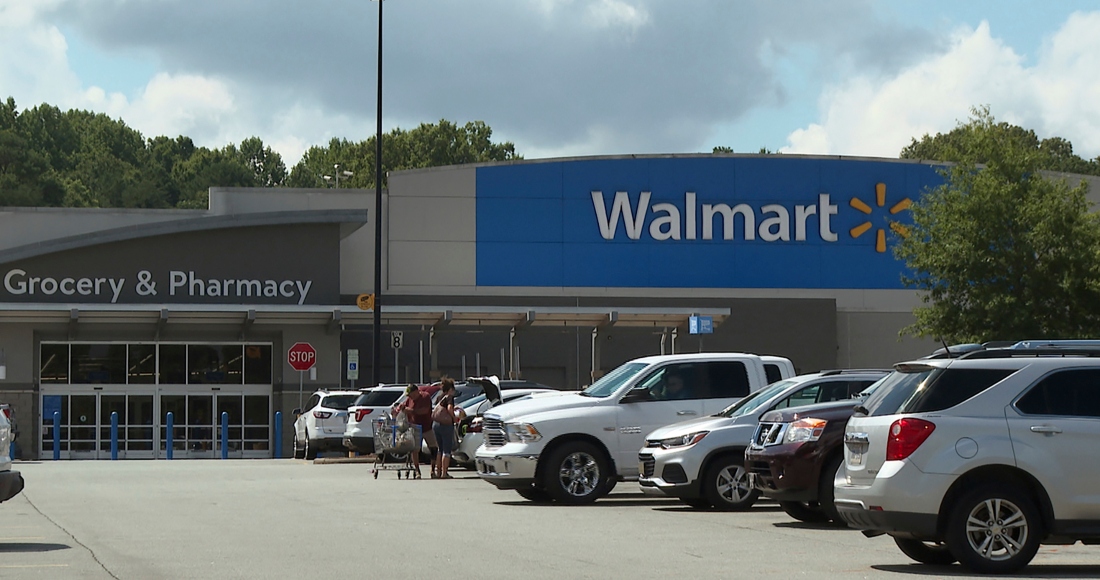 En esta imagen tomada de un video, compradores suben sus compras a un vehículo el lunes 31 de julio de 2023, en un Walmart de Lincolnton, Carolina del Norte, en donde la policía asegura que trabajadores migrantes fueron atropellados intencionalmente por una camioneta en el estacionamiento de la tienda un día antes. Foto: Erick Verduzco, AP.