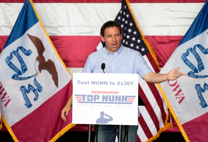 El precandidato presidencial republicano, el gobernador de Florida, Ron DeSantis, pronunció un mensaje durante un acto de recaudación de fondos para el representante federal Zech Nunn en Ankeny, Iowae, el sábado 15 de julio de 2023. Foto: Charlie Neibergall, AP