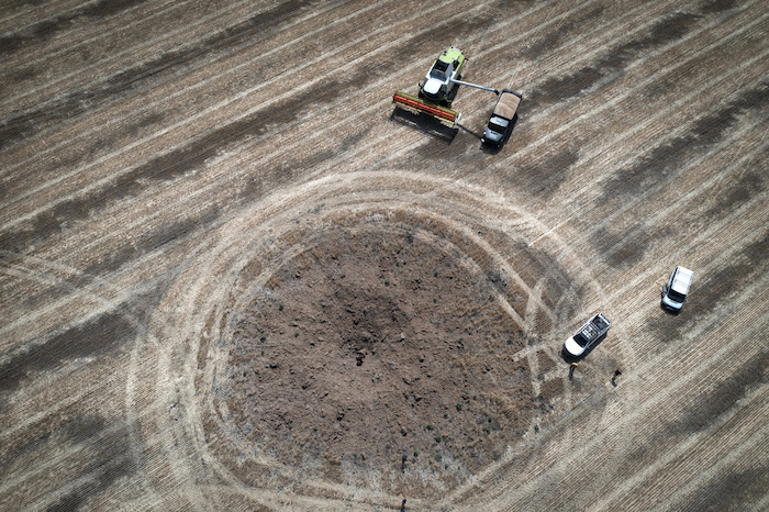 Un agricultor recoge su cosecha en un campo a 10 kilómetros de la línea del frente de la guerra entre Rusia y Ucrania, en la región de Dnipropetrovsk, Ucrania, el 4 de julio de 2022.