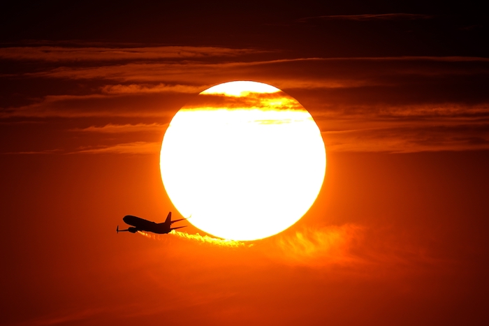 Un avión despega del aeropuerto internacional Sky Harbor de Phoenix, mientras se pone el sol el miércoles 12 de julio de 2023. 