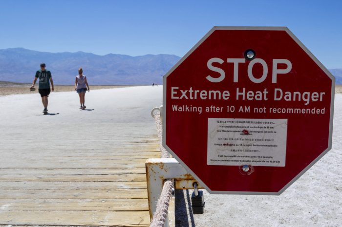 Un cartel advierte en varios idiomas sobre el calor extremo en el Parque Nacional Valle de la Muerte, en California, el martes 11 de julio de 2023.