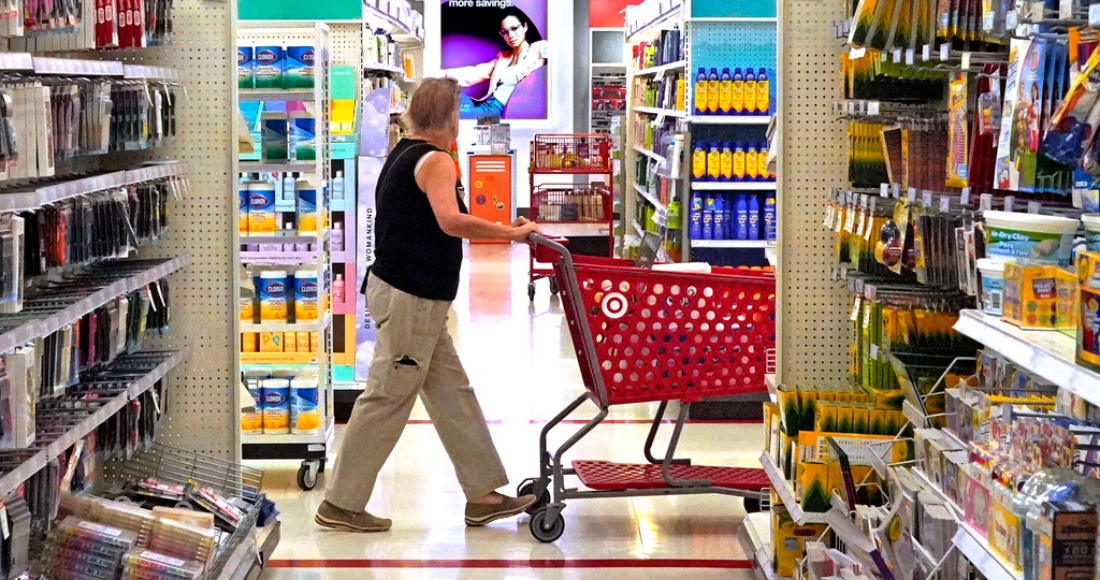 Un cliente camina por los pasillos de un Target en Upper Saint Clair, Pennsylvania, el 7 de julio de 2023.