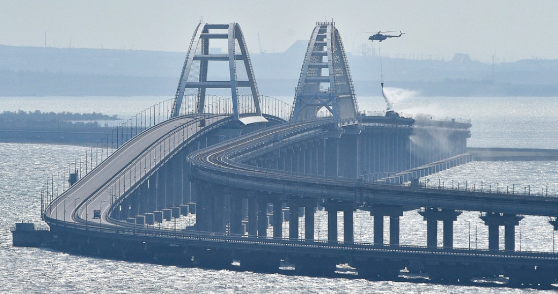 Un helicóptero deja caer agua para detener un incendio en el Puente de Crimea que conecta a Rusia con la península de Crimea, el 8 de octubre de 2022, en Kerch.