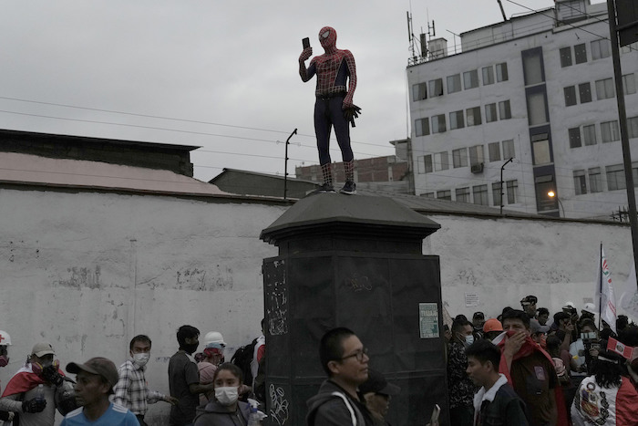 Un manifestante de oposición vestido de Spiderman toma fotos durante una protesta en el centro de Lima, Perú, el miércoles 19 de julio de 2023.