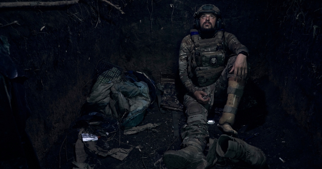 Un soldado ucraniano, cuyo nombre en clave es Molot (martillo), que perdió la pierna en una batalla con las tropas rusas y regresó al frente con la pierna ortopédica, se sienta en una trinchera en el frente en la región de Zaporizhzhia, Ucrania, el 1 de julio de 2023.