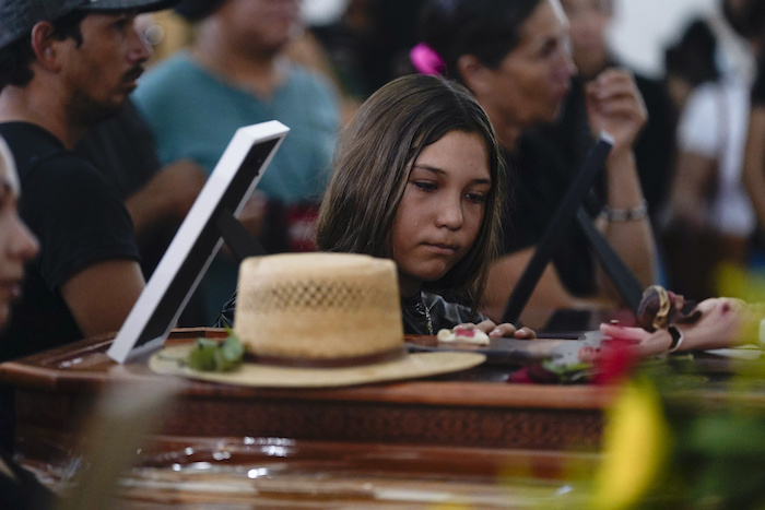 Un sombrero del líder de las autodefensas, Hipólito Mora, sobre su ataúd durante un servicio funerario para él y sus dos guardaespaldas, el sábado 1 de julio de 2023, en La Ruana, México.