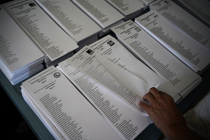 Un votante elige una boleta del Partido Socialista en un centro de votación en las elecciones generales, el 23 de julio de 2023, en Madrid.