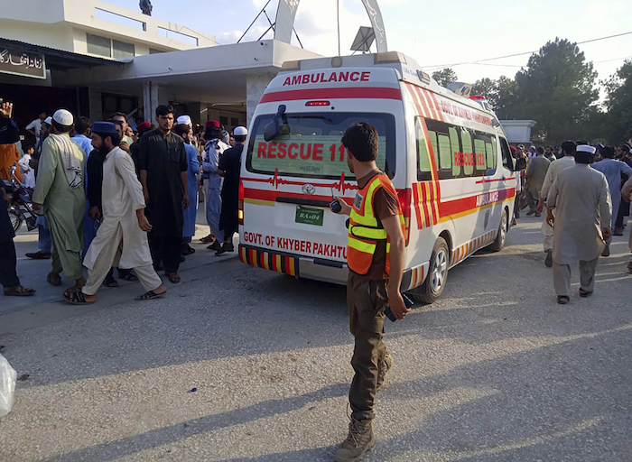 En esta foto proporcionada por Rescue 1122 Head Quarters, una ambulancia transporta a personas heridas luego de la explosión de una bomba durante un mitin político el domingo 30 de julio de 2023, en el distrito Bajur de la provincia de Khyber Pakhtunkhwa, Pakistán.