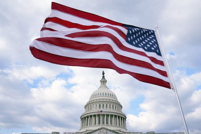 Una bandera de Estados Unidos ondea frente el Capitolio el 6 de febrero de 2023, en Washington.