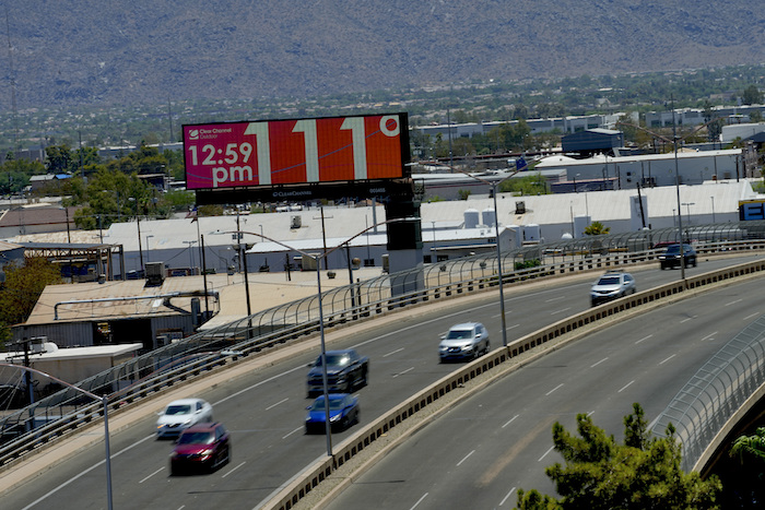 Una cartelera digital muestra una temperatura extraoficial en grados Fahrenheit, el lunes 17 de julio de 2023, en el centro de Phoenix.