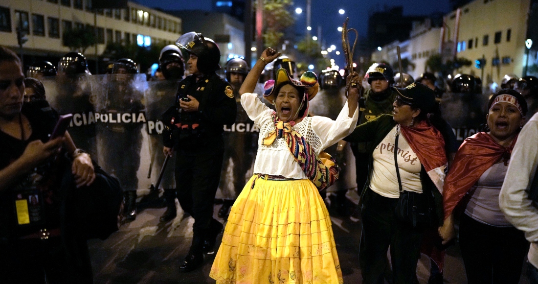 Una manifestante de oposición grita durante una marcha en el centro de Lima, Perú, el miércoles 19 de julio de 2023. La protesta exige a la Presidenta peruana Dina Boluarte un adelanto electoral inmediato, así como justicia por los muertos en las manifestaciones que sucedieron a la destitución de Pedro Castillo como Presidente.