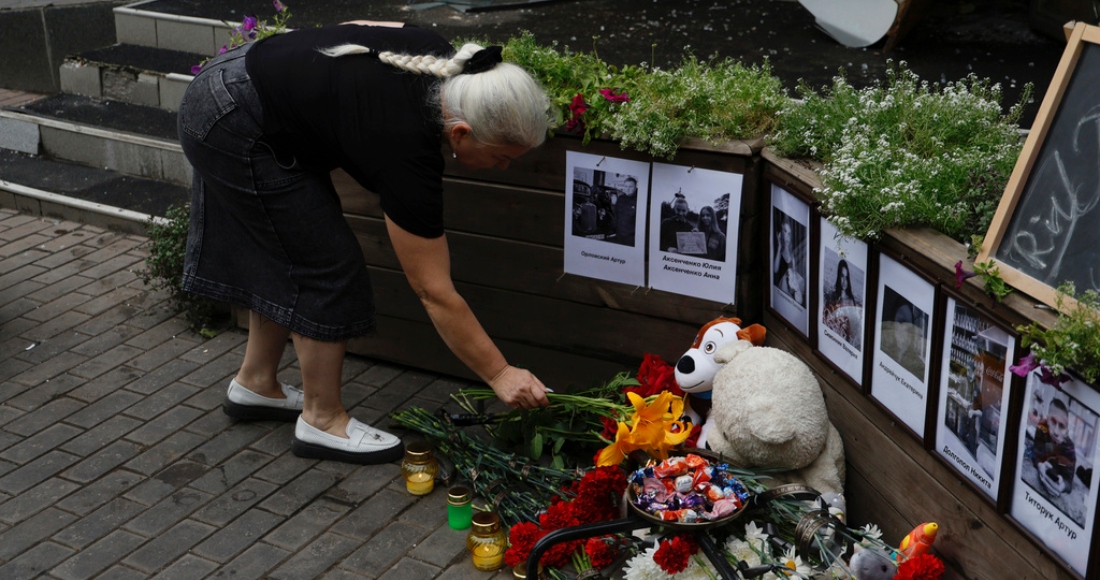 Una mujer local coloca flores en el altar improvisado ante la pizzería RIA, atacada por un cohete ruso en Kramatorsk, en la región de Donetsk, Ucrania, el jueves 29 de junio de 2023.