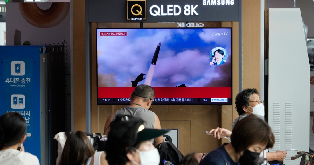 Una televisión muestra una imagen de un lanzamiento de misil de Corea del Norte durante un noticiero, el miércoles 12 de julio de 2023, en una estación de tren de Seúl, Corea del Sur.