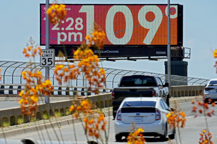 En esta imagen de archivo, una valla publicitaria digital muestra la temperatura no oficial, el 17 de julio de 2023, en el centro de Phoenix.