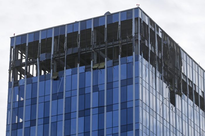 Una vista de un edificio dañado se ve tras un supuesto ataque de drones en Moscú, Rusia, el lunes 24 de julio de 2023.