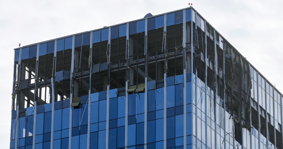 Una vista de un edificio dañado se ve tras un supuesto ataque de drones en Moscú, Rusia, el lunes 24 de julio de 2023.