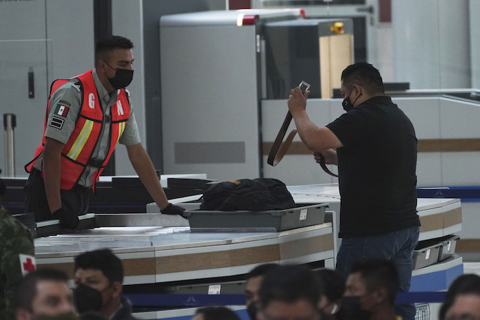 Uno de los primeros pasajeros en usar el Aeropuerto Internacional Felipe Ángeles pasa por un control de seguridad en la terminal al norte de la Ciudad de México, el 21 de marzo de 2022.